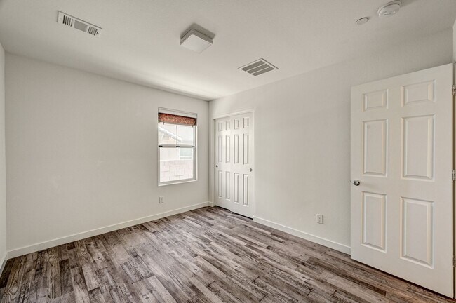 Building Photo - Exquisite Townhome - Life of luxury