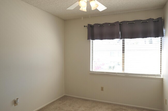 Building Photo - 6087 Montecito Cir