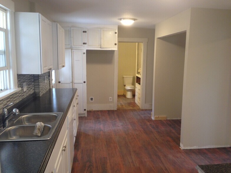 Building Photo - 2309 Hagerman St