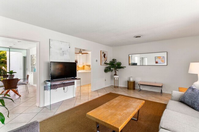 Building Photo - Fabulous 3 bed/ 2 bath Pool Home in South Sarasota ~ Coming March!