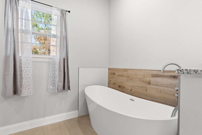 Building Photo - Nearly New 4BR Home Available Now in SW Ocala