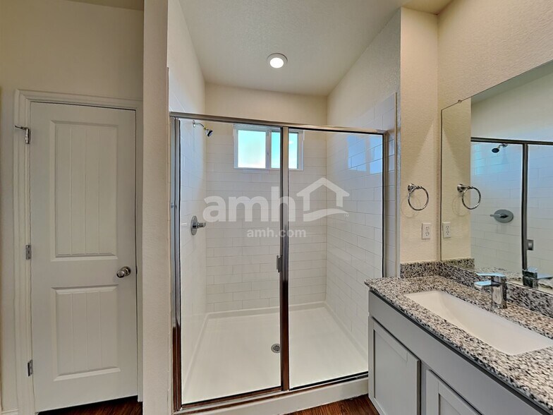 Building Photo - 2722 Lillybrook Ln