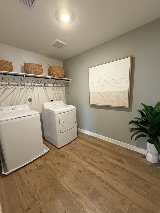 Building Photo - 3550 Blue Mockingbird St