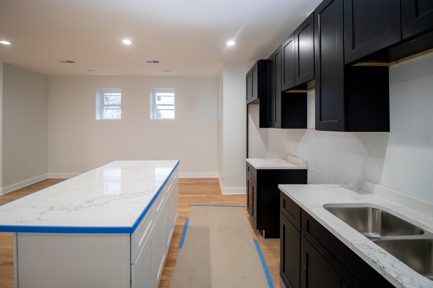 Building Photo - 649 E Groveland Park