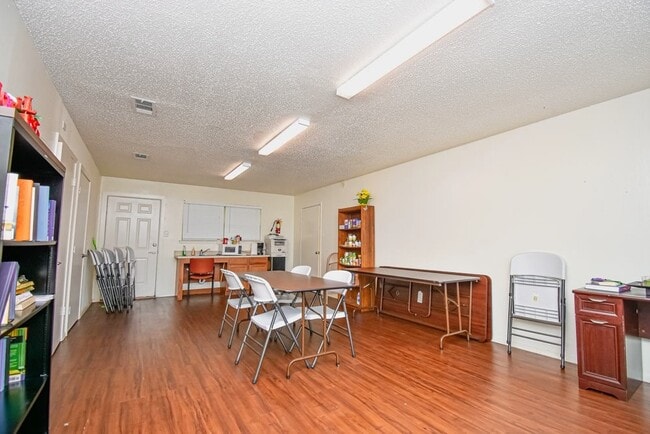 Building Photo - 100 Sunset St