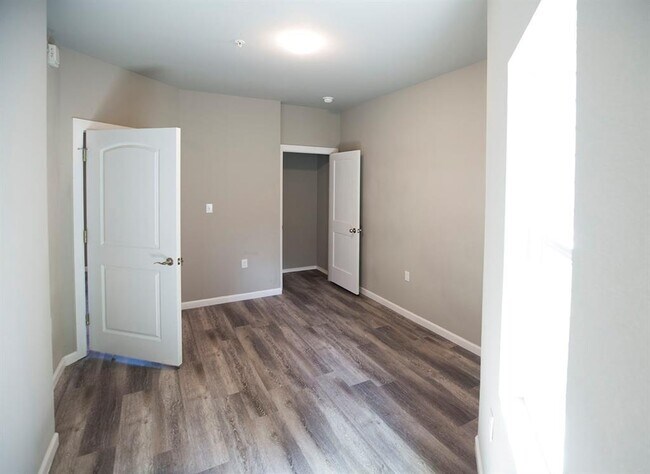 Building Photo - 911 W 22nd St