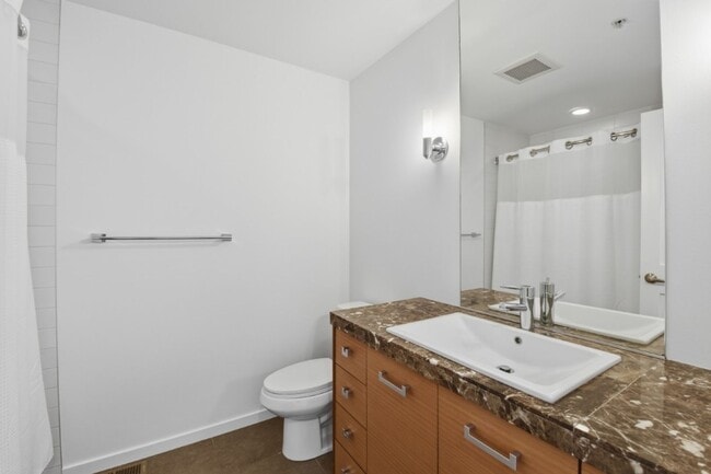Building Photo - 2Bd/1.75Ba Bellevue Townhome