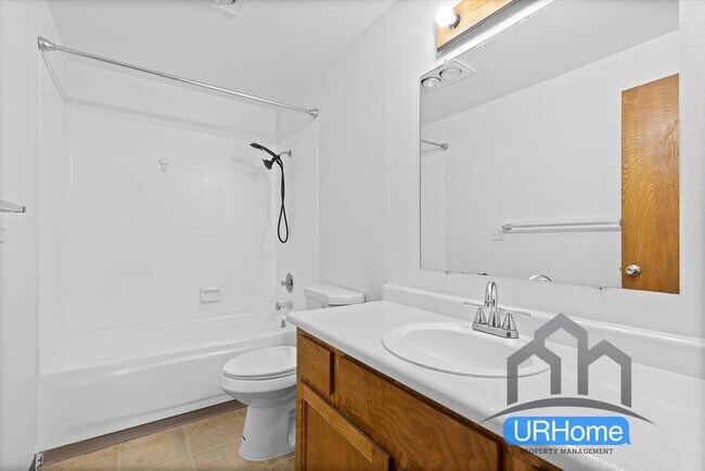 Building Photo - First Month FREE! Spacious 2BD/1.5BA Townhome in SE Portland - Move-In Ready