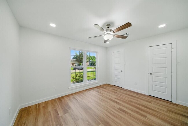 Building Photo - 9711 Derrik Dr