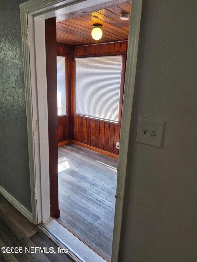 Building Photo - 1305 E 30th St