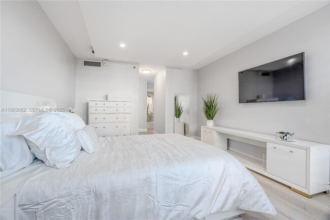 Building Photo - 100 Lincoln Rd