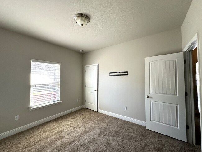 Building Photo - Gorgeous & Spacious