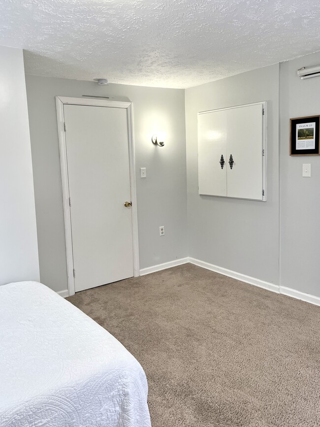 Large primary bedroom - 2148 Aurelius Road