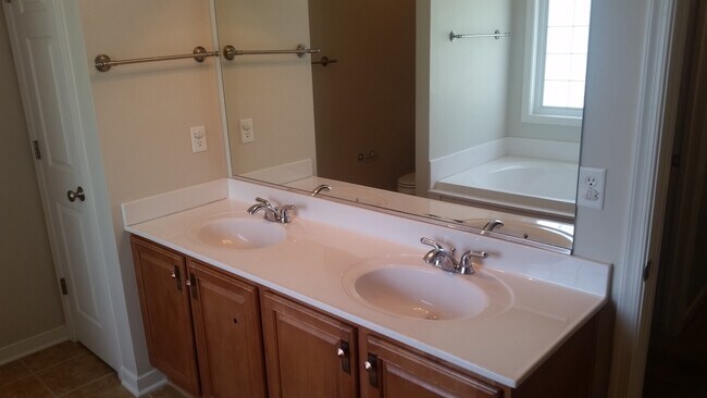 Building Photo - 2740 Parview Way