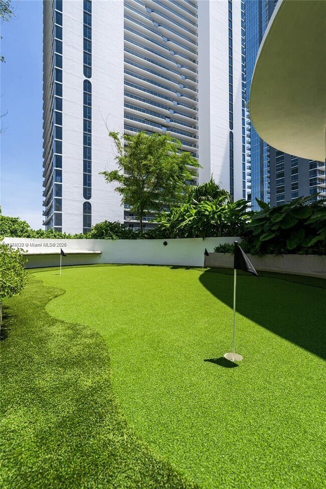 Building Photo - 700 NE 24th St