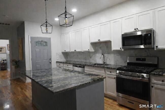 Building Photo - 171 Pequonnock St