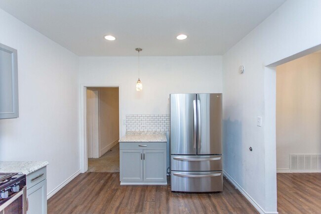 Building Photo - 4 Bedroom Home!!