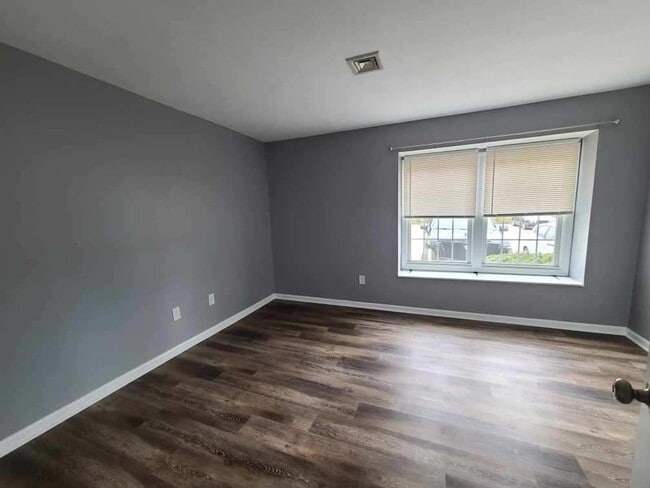 Building Photo - 2 Bed, 1 Bath, 1st Floor Unit