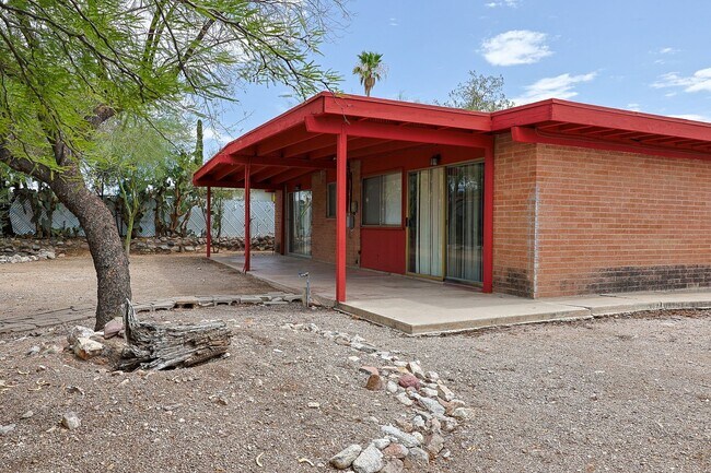 Building Photo - 618 N Medford Dr