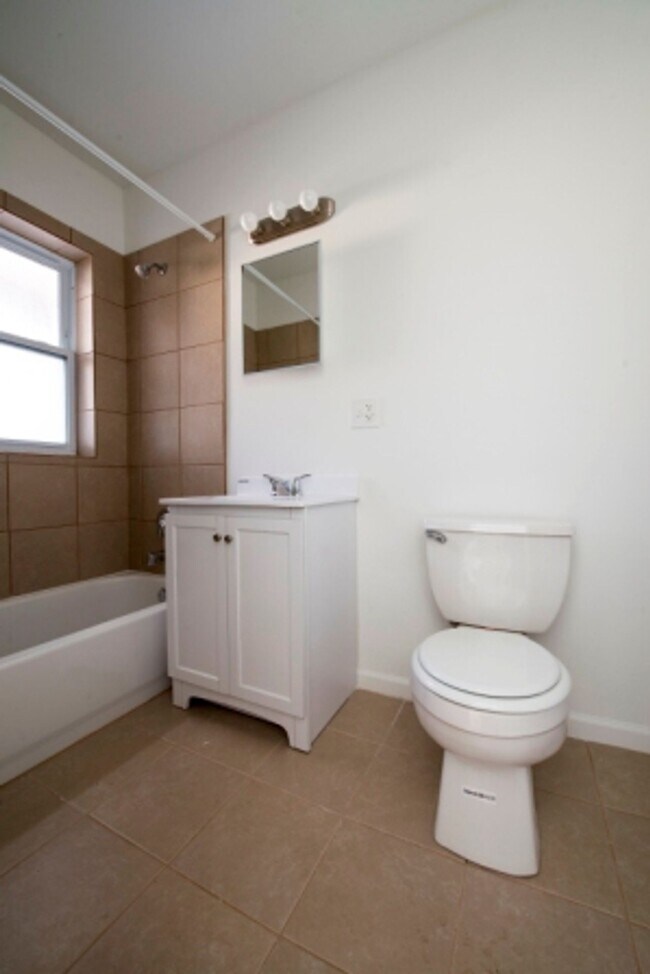 Building Photo - 701 N Lotus Ave Chicago, IL 60644