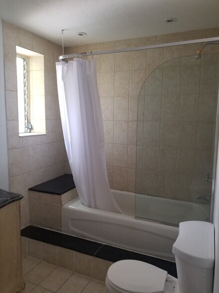 Building Photo - 100 NE 43rd St