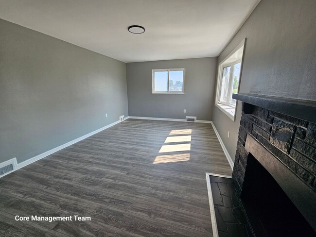 Building Photo - Fully Updated 3 bedroom 2 bathroom House f...