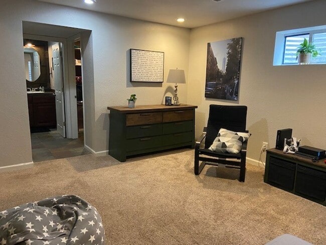Building Photo - Charming 3 Bedroom and 3 Bath In Rock Creek!
