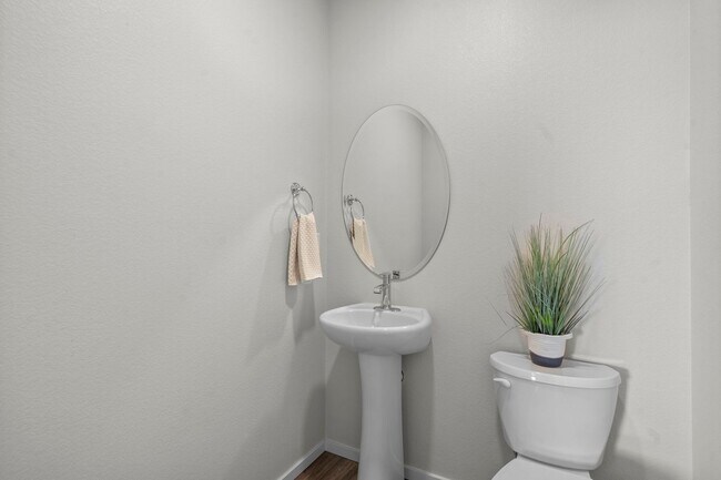 Building Photo - Start a Lease by 12/1 and Receive a $500 R...