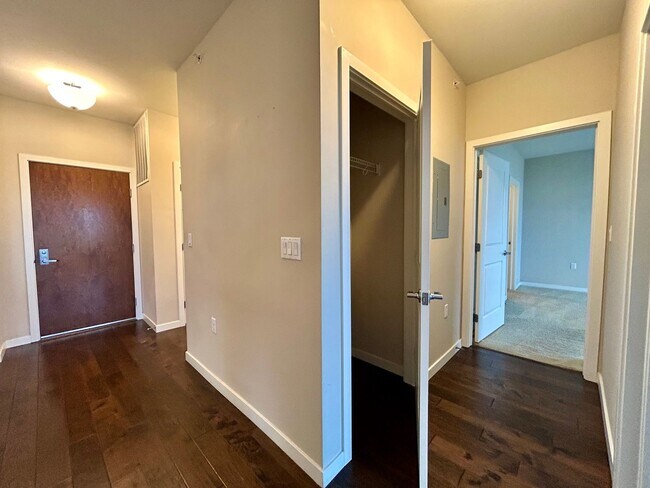 Building Photo - Top floor 2bd 2 bath condo conveniently located in Broomfield!
