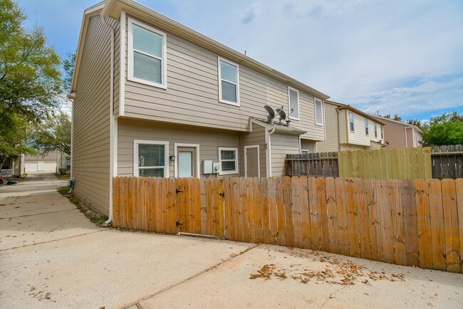 Building Photo - 29725 Sullivan Oaks Dr