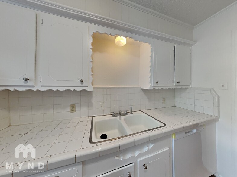 Building Photo - 15858 El Estado Dr