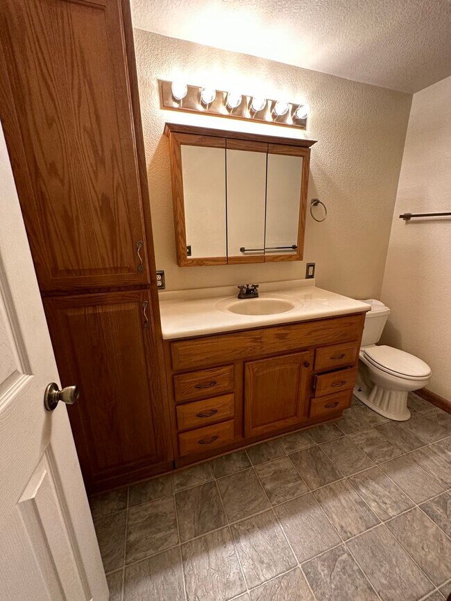 Building Photo - Spacious 5 Bedroom 3 Bath Home