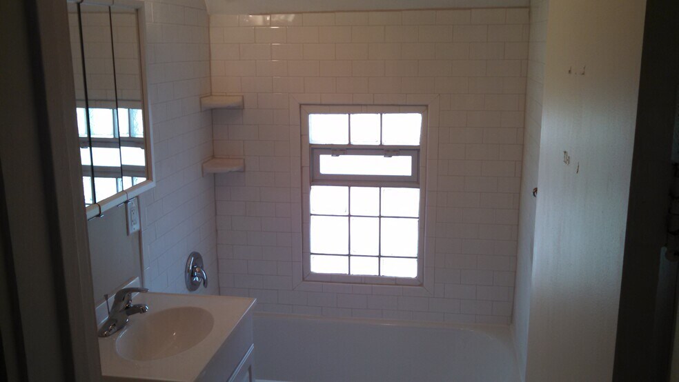 Building Photo - 2516 S Logan Ave