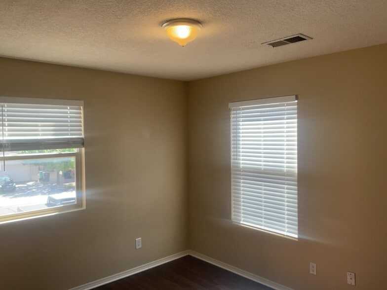 Building Photo - 3337 Cochiti St NE