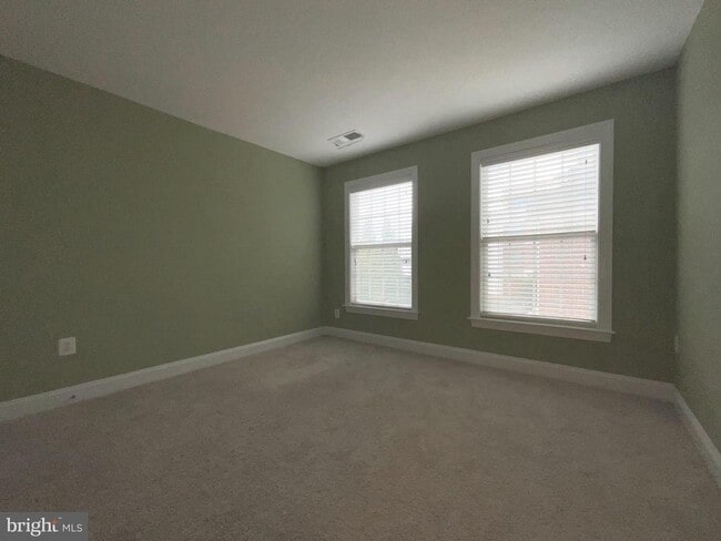 Building Photo - 3911 Chain Bridge Rd