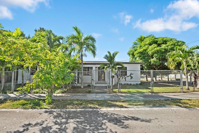 Building Photo - Newly renovated 2 Bed 1 Bath Duplex