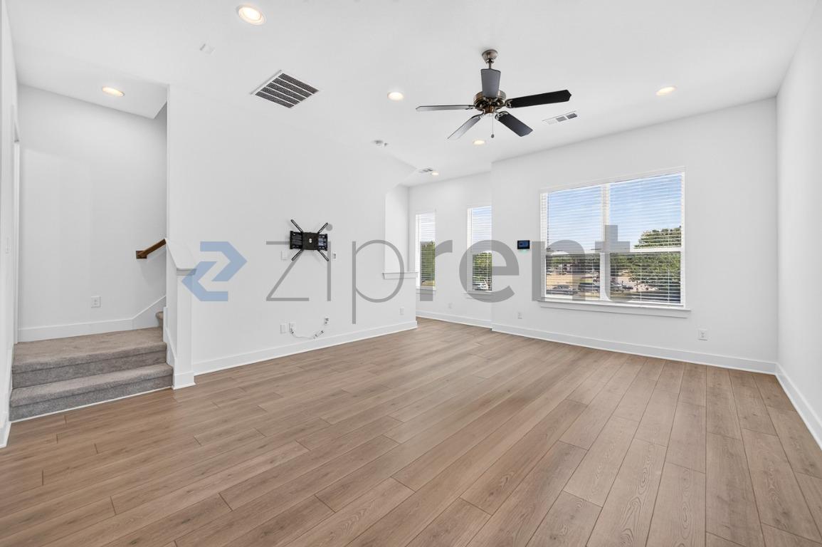 Building Photo - Unit