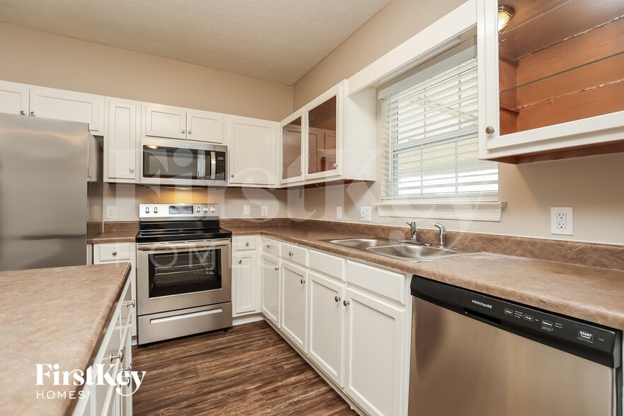 Building Photo - 837 Manderlay Way