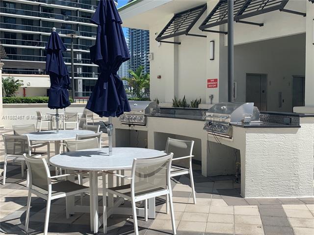 Building Photo - 999 SW 1st Ave