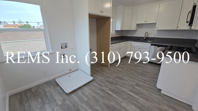 Building Photo - Bright and Renovated Upstairs Apartment w/ Laundry & Parking
