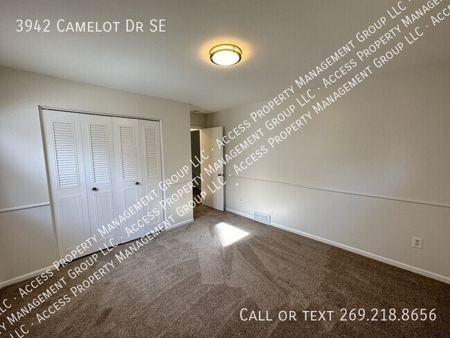 Building Photo - 3942 Camelot Dr SE