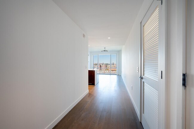 Building Photo - 75 Park Ln S