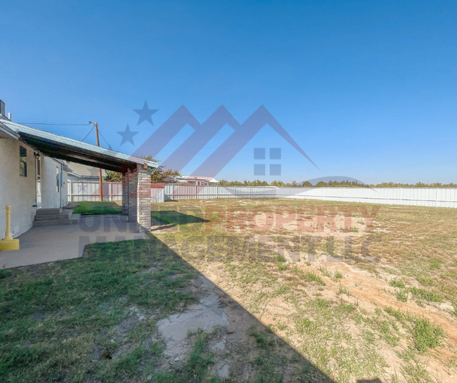Building Photo - Spacious Home on ½ Acre Just South of Town...