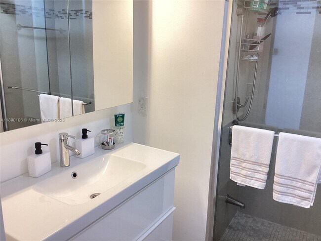 Building Photo - 460 Poinciana Island Dr