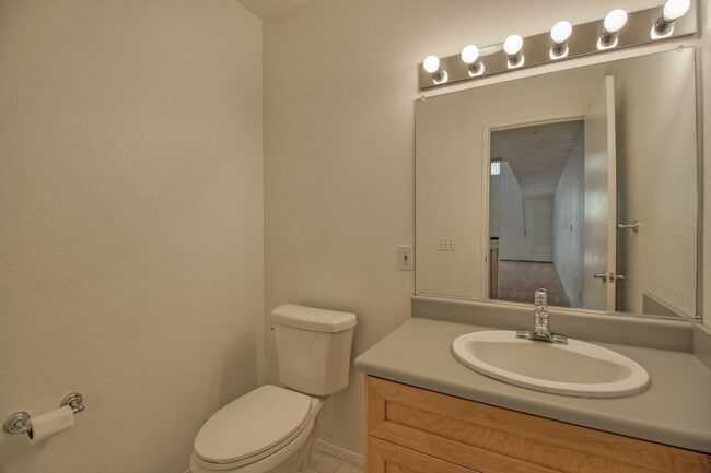 Building Photo - Spacious 1 Bedroom Loft at Ryland Mews