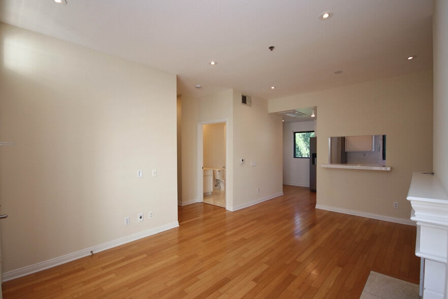 Building Photo - 111 S Oak Knoll Ave