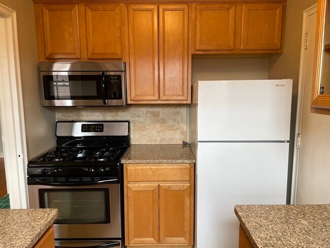 Building Photo - 58 Elm St