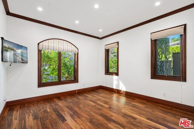 Building Photo - 2108 San Ysidro Dr