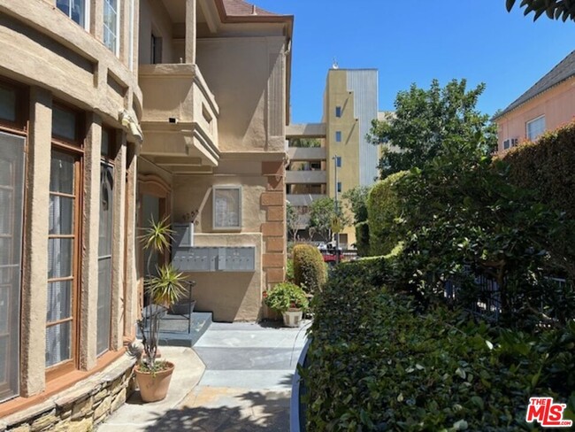 Building Photo - 925 S Hobart Blvd
