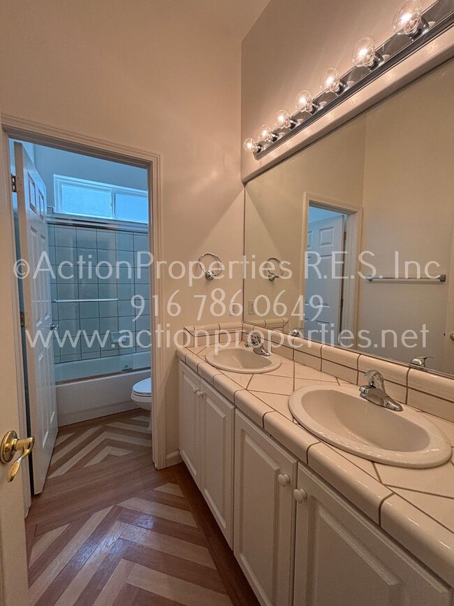 Building Photo - Single Story, Possible In-law or Great Hom...